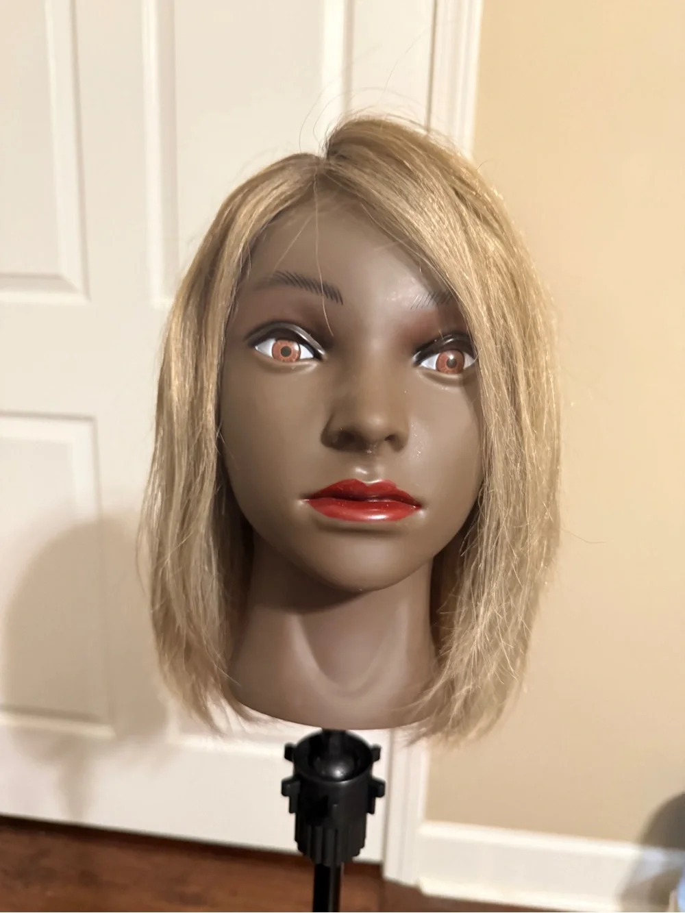 Short Straight Blonde Wig for Women — Natural Blonde Style